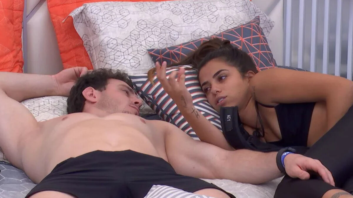 Gustavo deitado na Key Alves na cama do quarto do líder do BBB 23