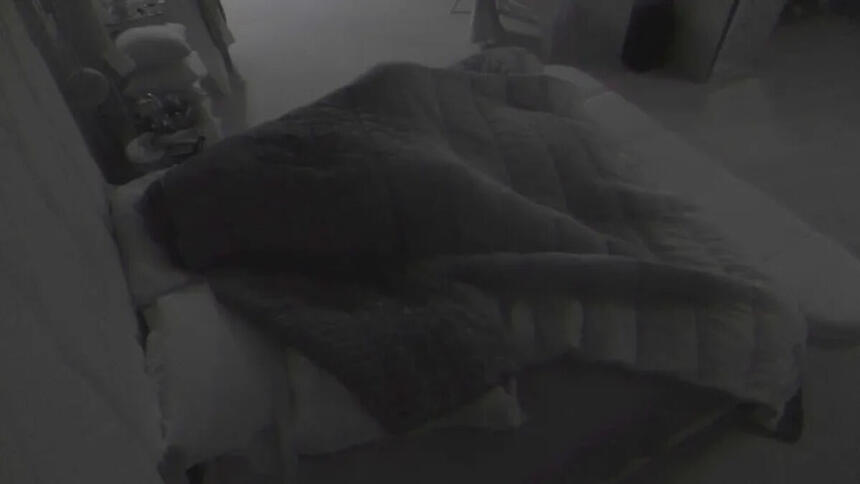 Gustavo e Key embaixo do edredom no quarto do líder no BBB 23