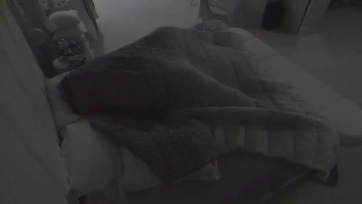 Gustavo e Key embaixo do edredom no quarto do líder no BBB 23