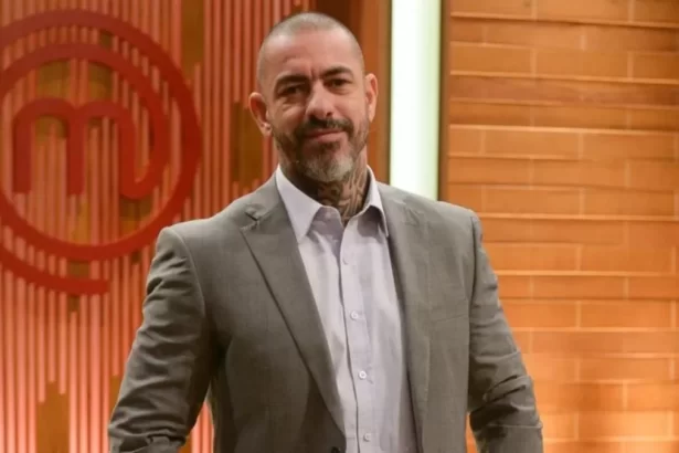 Henrique Fogaça em foto posada no estúdio do MasterChef Brasil