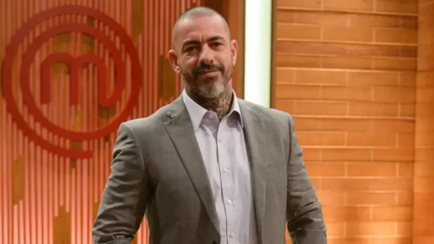 Henrique Fogaça em foto posada no estúdio do MasterChef Brasil