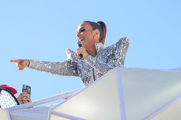 Ivete Sangalo segurando o microfone em cima do trio elétrico no carnaval de salvador