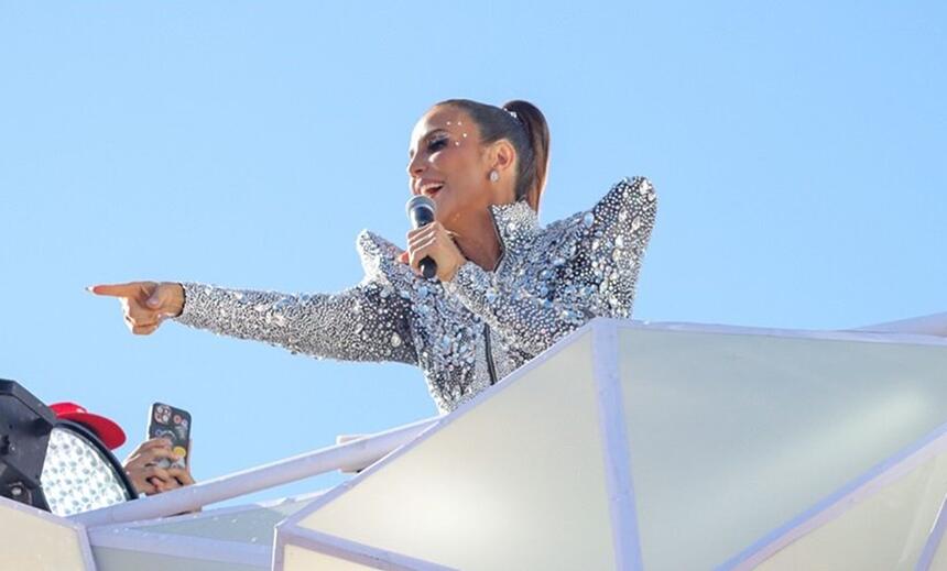 Ivete Sangalo segurando o microfone em cima do trio elétrico no carnaval de salvador