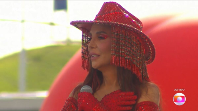 Ivete Sangalo com as mãos no coração e chorando durante a transmissão do Trio Pipoca da Ivete