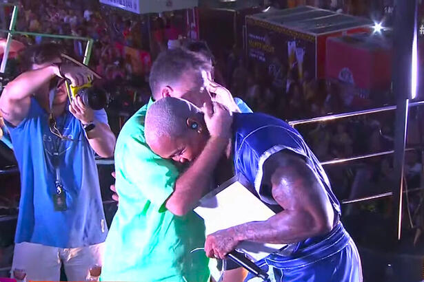 Leo Santana se emociona e é abraçado por Betinho na entrega do Troféu Band Folia 2023