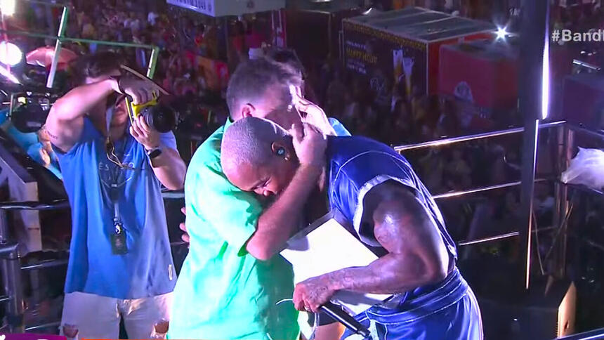 Leo Santana se emociona e é abraçado por Betinho na entrega do Troféu Band Folia 2023