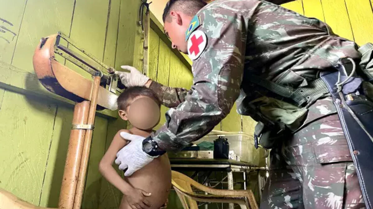 Trecho do prorama Linha de Combate, com uma criança do povo Yanomami sendo atendida por oficial do Exército