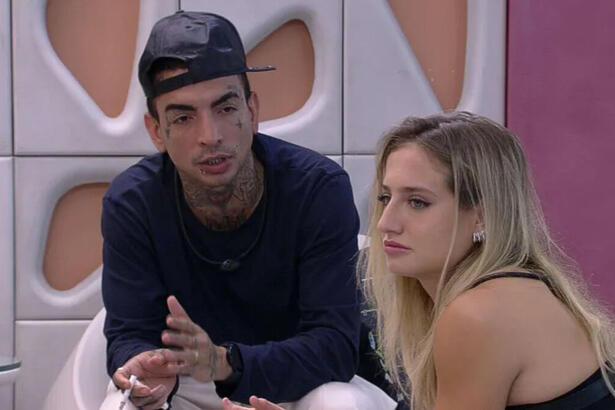 MC Guimê e Bruna Griphao conversando na área externa do BBB 23