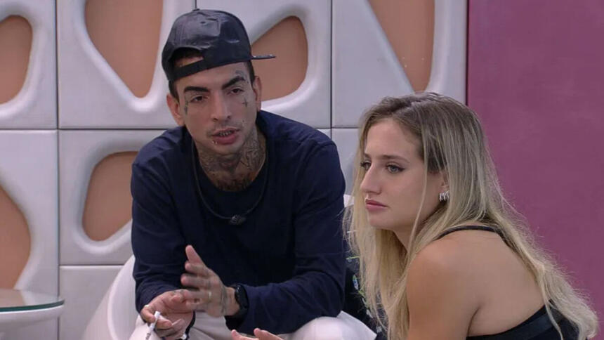 MC Guimê e Bruna Griphao conversando na área externa do BBB 23