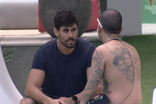 MC Guimê e Cara de Sapato conversando na área externa do BBB 23