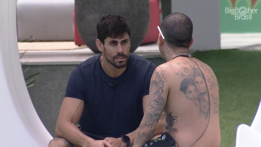 MC Guimê e Cara de Sapato conversando na área externa do BBB 23