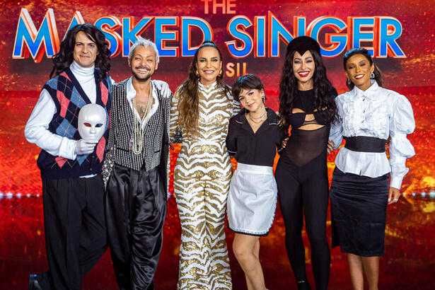 Mateus Solano, Eduardo Sterblitch, Ivete Sangalo, Sabrina Sato, Tais Araujo e Mel Maia, em foto posada no estúdio do The Masked Singer Brasil