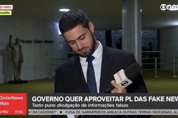 Repórter Pedro Figueiredo ajeita microfone ao vivo na GloboNews nesta quinta-feira (09)