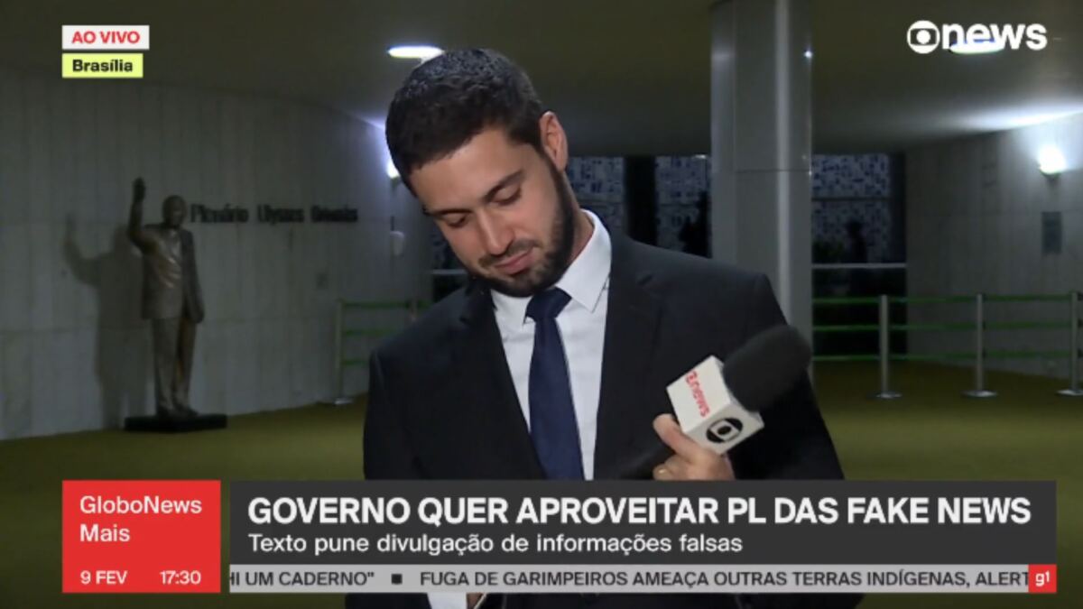 Repórter Pedro Figueiredo ajeita microfone ao vivo na GloboNews nesta quinta-feira (09)