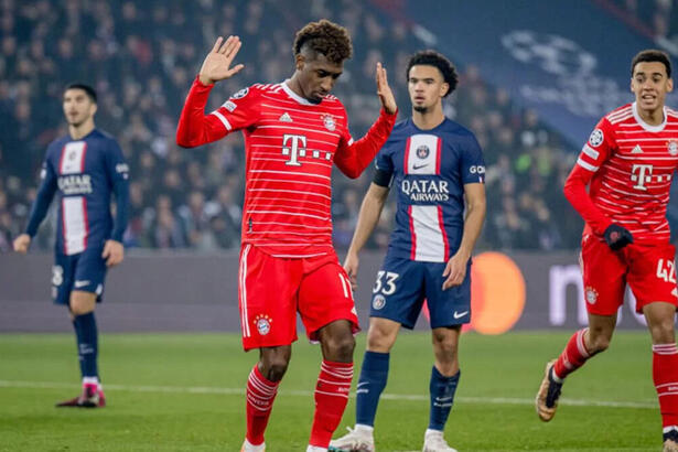 Trecho do jogo entre PSG e Bayern de Munique, com jogadores dos dois times em campo