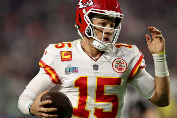 Jogador Patrick Mahomes, com a camisa do Kansas City Chiefs, em trecho do Super Bowl