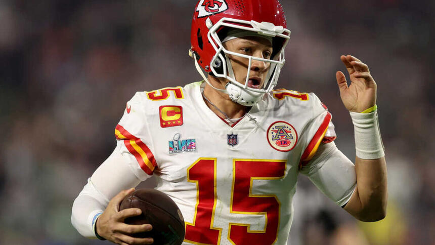 Jogador Patrick Mahomes, com a camisa do Kansas City Chiefs, em trecho do Super Bowl