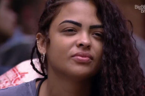 Paula sentada no sofá da sala do BBB 23