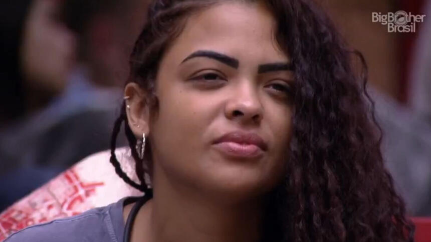 Paula sentada no sofá da sala do BBB 23