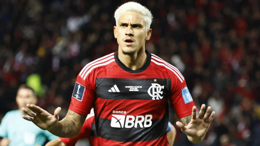 Jogador Pedro com a camisa do Flamengo em campo pelo Mundial de Clubes