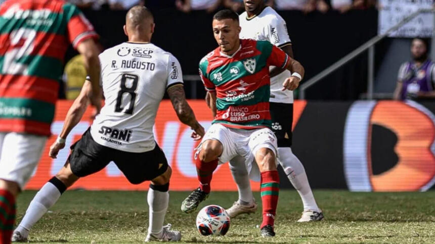 Jogadores de Corinthians e Portuguesa em campo, disputando bola, pelo jogo do Paulistão 2023
