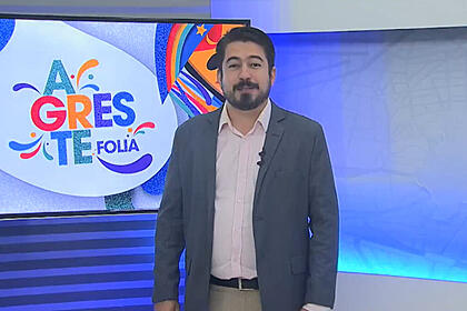 Apresentador Remir Freire no cenário do AB2, primeiro telejornal da TV Asa Branca transmitido em HD. A emissora é afiliada da TV Globo em Caruaru, PE