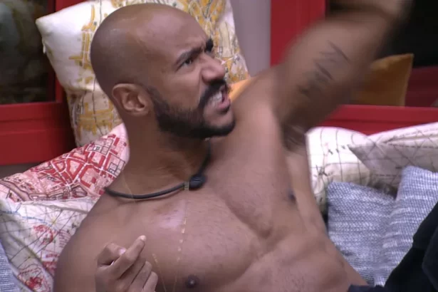 Ricardo Camargo sem camisa, com semblante de bravo, deitado no sofá do BBB 23