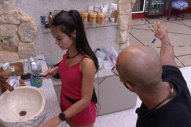 Ricardo e Larissa em uma discussão em frente ao espelho no banheiro do BBB 23