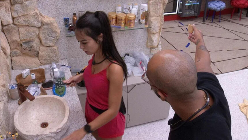 Ricardo e Larissa em uma discussão em frente ao espelho no banheiro do BBB 23