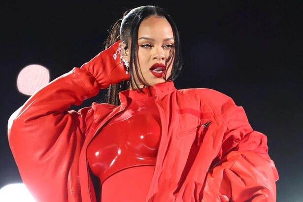 Rihanna, vestindo um macacão vermelho, em trecho de sua apresentação no Super Bowl