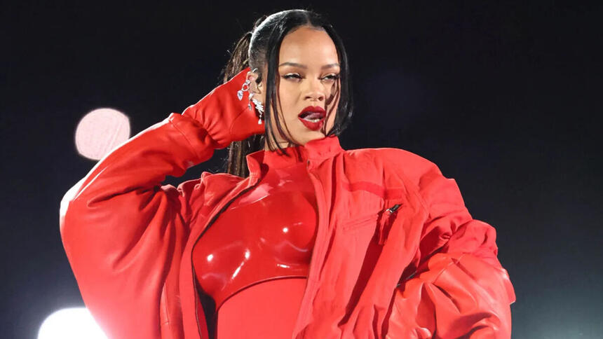 Rihanna, vestindo um macacão vermelho, em trecho de sua apresentação no Super Bowl