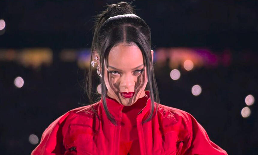 Rihanna de sobretudo e calça vermelha durante apresentação no Super Bowl