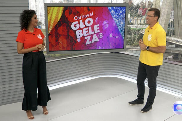 Rodrigo Bocardi e Aline Midlej no estúdiod a TV Globo apresentando a apuração do Carnaval SP