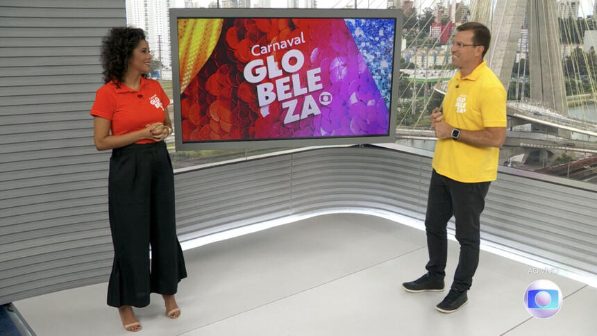 Rodrigo Bocardi e Aline Midlej no estúdiod a TV Globo apresentando a apuração do Carnaval SP