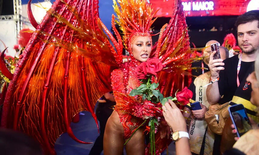 Sabrina Sato com fantasia de Dragão de São Jorge para o desfile da Gaviões da Fiel