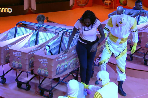 Sarah Aline desistindo da Prova do Líder e deixando o carrinho de supermercado, com a ajuda do Dummy