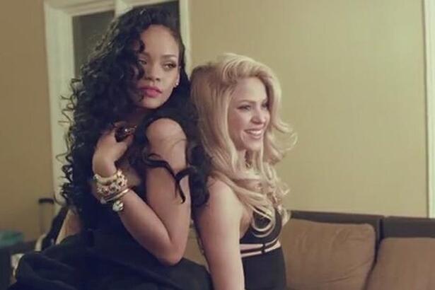 Rihanna ao lado de Shakira durante gravação de videoclipe