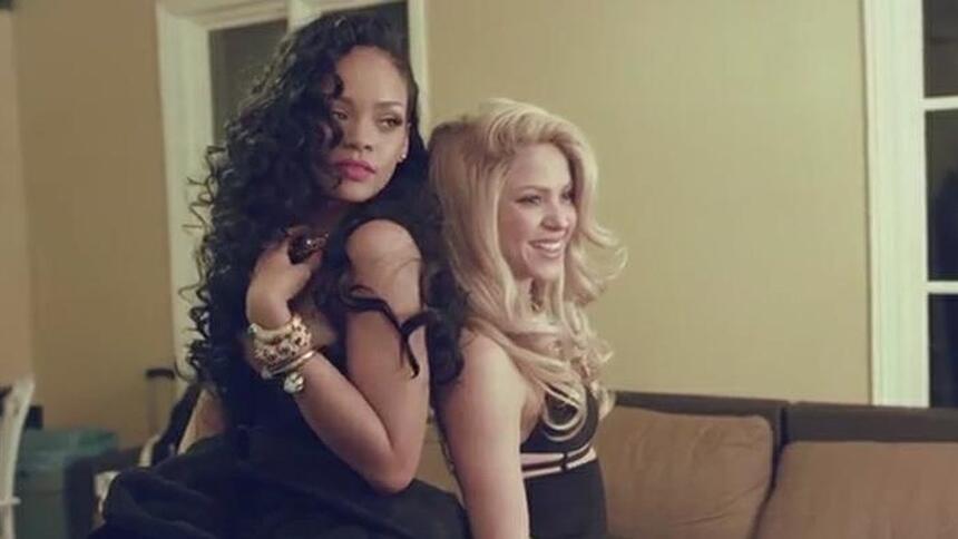 Rihanna ao lado de Shakira durante gravação de videoclipe