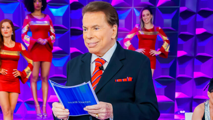 Silvio Santos no palco do Programa Silvio santos, com umas fichas nas mãos