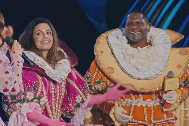 Tatau e Emanuelle Araújo no palco do The Masked Singer Brasil, ao lado de Ivete Sangalo