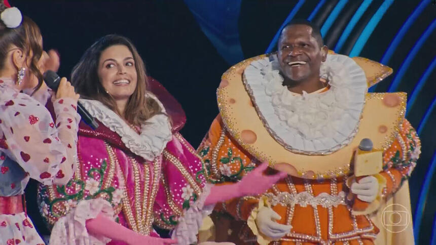 Tatau e Emanuelle Araújo no palco do The Masked Singer Brasil, ao lado de Ivete Sangalo