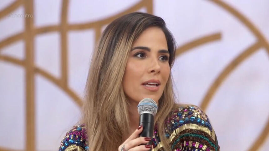 Wanessa Camargo sentada, conversando no Encontro