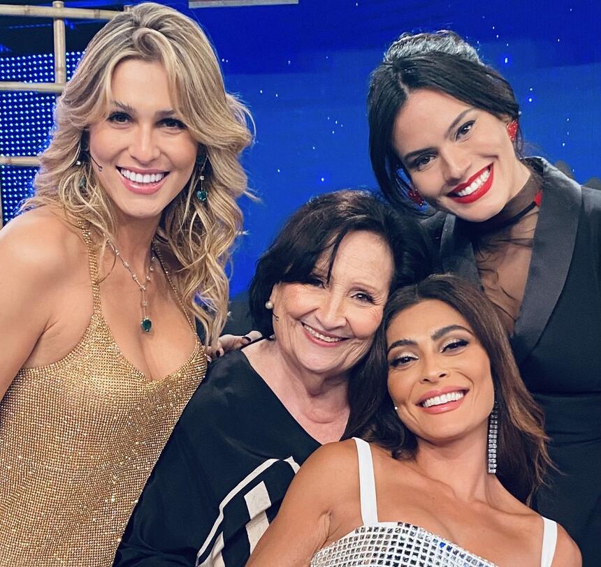 Letícia Lima, Juliana Paes, Déa Lúcia e Lívia Andrade nos estúdios do Domingão