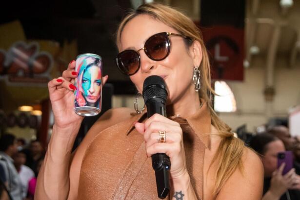 Claudia Leitte com o prosecco em lata da Artse Vinhos