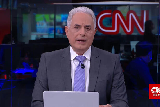 William Waack na bancada de um telejornal da CNN Brasil