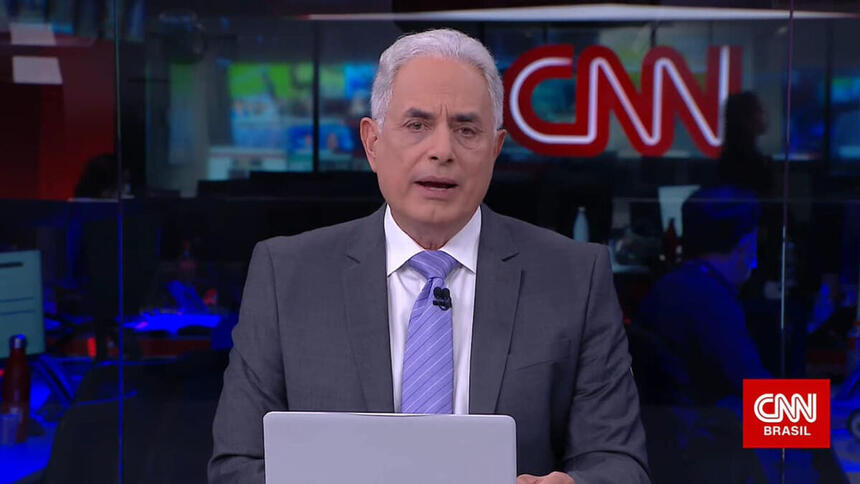 William Waack na bancada de um telejornal da CNN Brasil