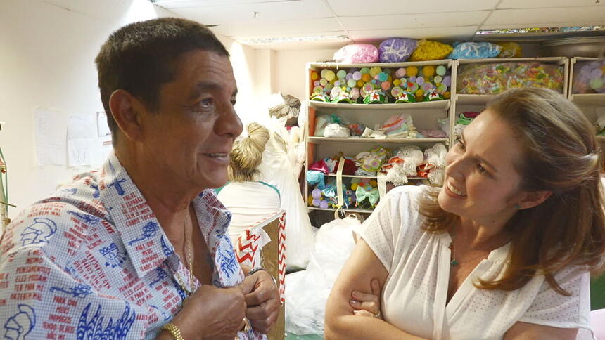 Zeca Pagodinho com camisa estampada em frente a Renata Capucci durante entrevista para o Fantástico, da TV Globo