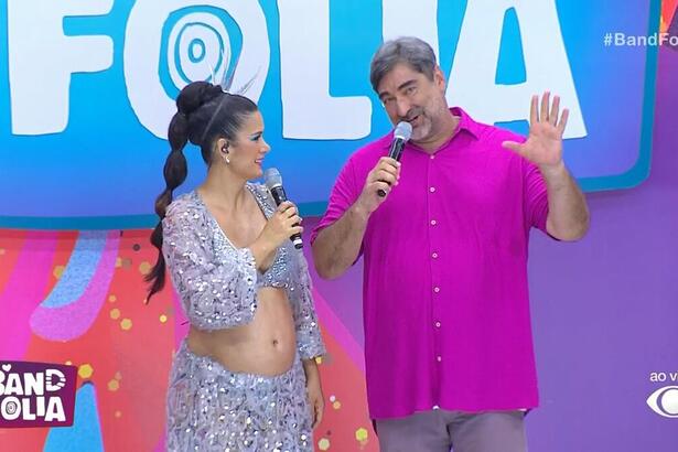 Juliana Guimarães olha para Zeca Camargo apresentando o Band Folia em Salvador