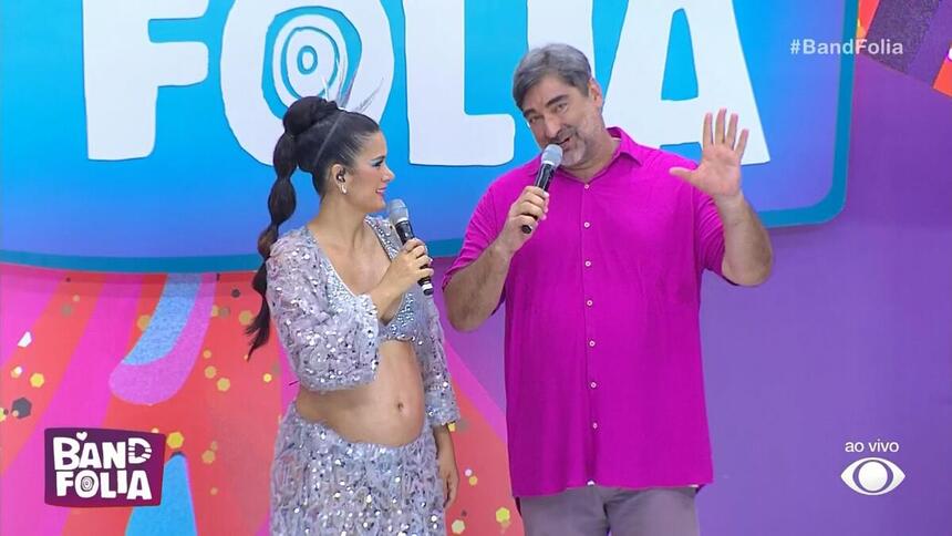 Juliana Guimarães olha para Zeca Camargo apresentando o Band Folia em Salvador