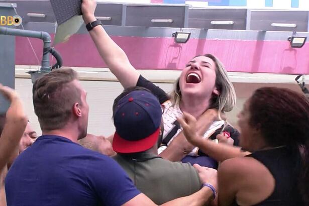 Amanda é levantada pelos brothers após vencer Prova do Anjo no BBB 23